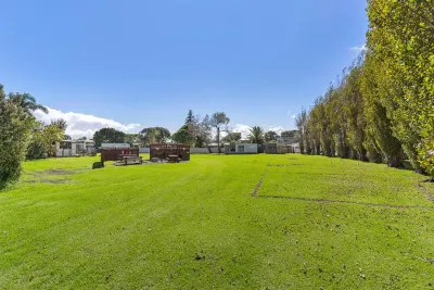 Port Waikato Holiday Park Отели в г. 