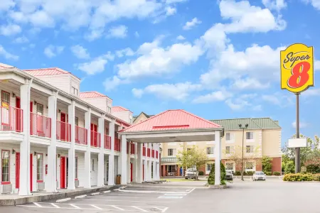 Super 8 by Wyndham Clinton Отели рядом с достопримечательностью «ТУРА Клинч Ривер Аксесс»