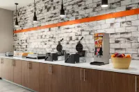 La Quinta Inn & Suites by Wyndham Austin South - breakfast