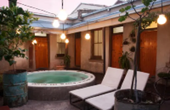 큐리오시티 백패커스