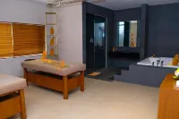 The Luxton Cirebon Hotel and Convention - Hot Tub