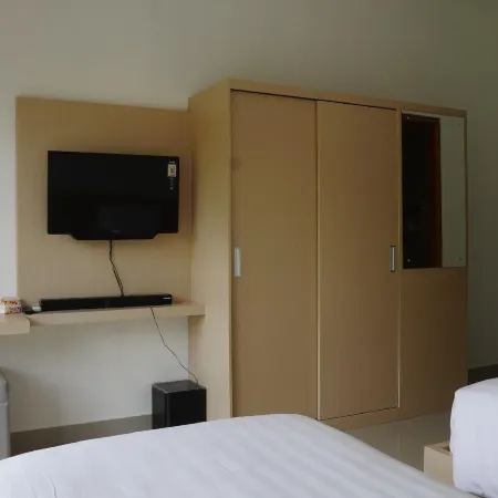 Artaloka Hotel & Restaurant Отели рядом с достопримечательностью «Пляж Келингкинг»