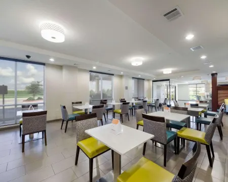 Comfort Inn & Suites Victoria North Отели рядом с достопримечательностью «Риверсайд Стадиум»