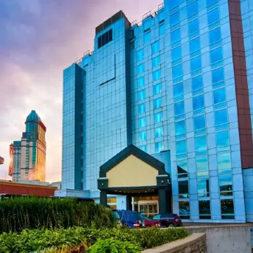 The Oakes Hotel Overlooking the Falls