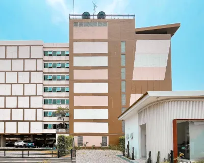 Crystal Place Parkkred Hotels near Sukhothai Thammathirat Open University