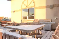 Aurora Park Inn & Suites - Parking