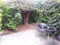 Marineland Motel - parking