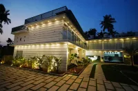 Palm Wave Beach Resort - مسبح خاص