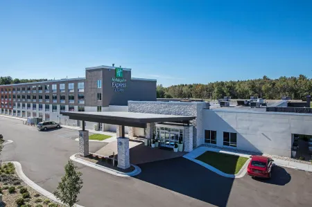 Holiday Inn Express & Suites Ludington Отели в г. Mason County