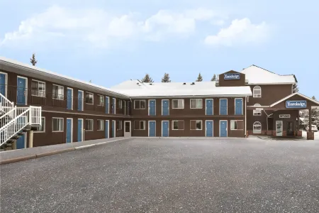 Travelodge by Wyndham Edmonton Airport Отели в г. Ледук