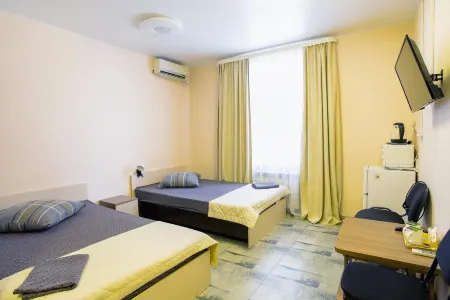 Утёс Отели рядом с достопримечательностью «Историко-краеведческий музей г. Уссурийск»