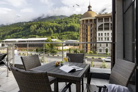 Snega Apart Hotel by Provence (Снега Апарт-отель) Отели рядом с достопримечательностью «Смотровая поляна 960»