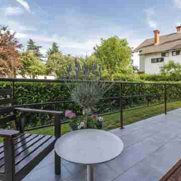 Apartmaji Koman Hotel Exterior