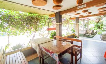 Urbanview Hotel Trisna Srabah