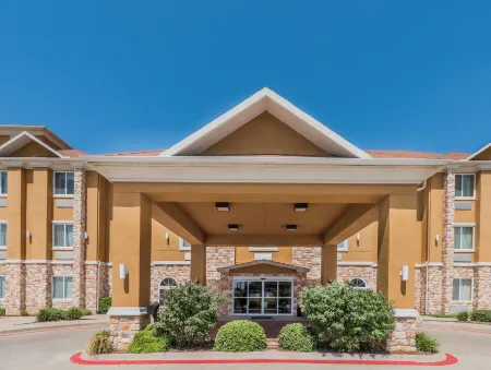 Days Inn & Suites by Wyndham Cleburne TX