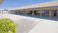 Y Motels Rockhampton Hotel dekat FBA
