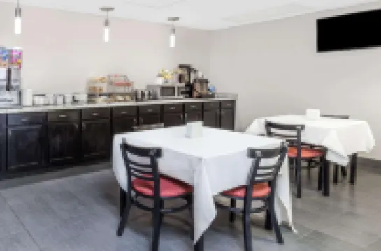 Super 8 by Wyndham Logansport