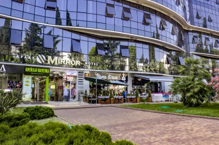Mirror Residence (Миррор Резиденс) Отели рядом с достопримечательностью «Набережная с табличками "новая волна"»