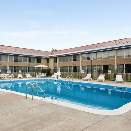 Econo Lodge Inn & Suites Triadelphia - Wheeling