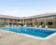 Econo Lodge Inn & Suites Triadelphia - Wheeling - Pools