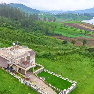 Vihani's Western Clouds by VOYE HOMES