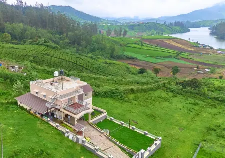 Vihani's Western Clouds by VOYE HOMES