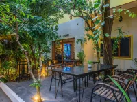 Indra Porak Residence Hotel Hotels near Wat Chowk