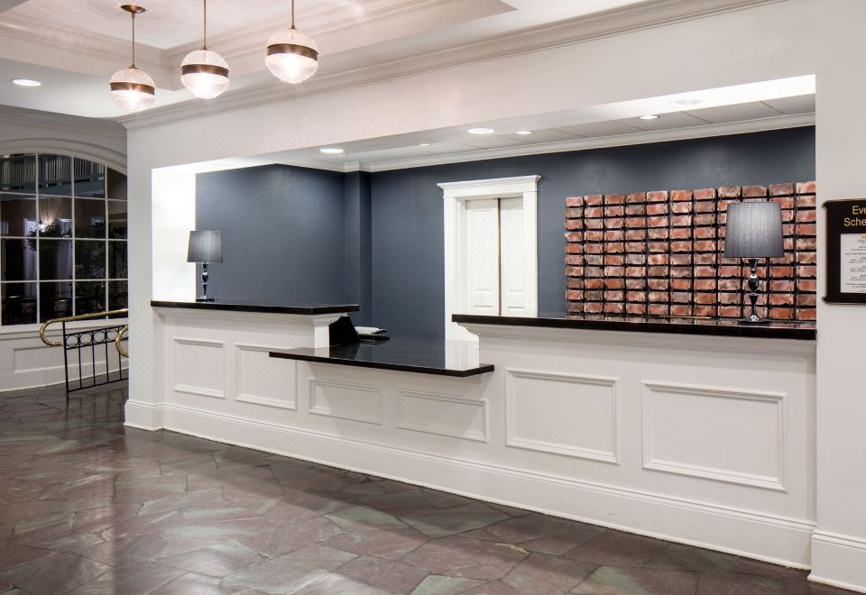 Holiday Inn Hotel French Quarter-Chateau Lemoyne Over view