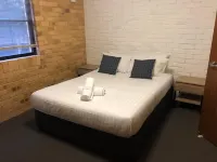 Hanbury Lodge Hotels in Waratah West