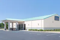 Days Inn & Suites by Wyndham Navarre - Near Beaches/Hurlburt
