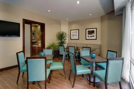 Hampton Inn & Suites Milwaukee-Downtown