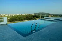 Hotel Bawa Udaipur - สระว่ายน้ำแบบอินฟินิตี้
