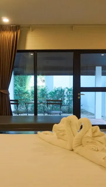 ห้องเตียงใหญ่ พร้อมวิวสวน