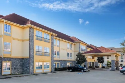 La Quinta Inn & Suites by Wyndham Conway Hotels near Walmart Supercenter