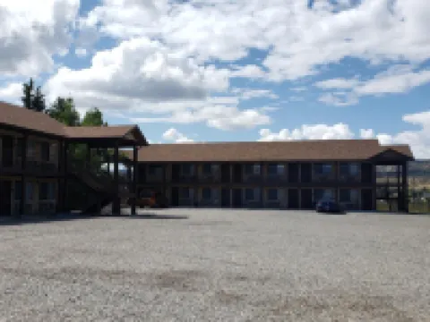 Red Bear Inn Hotels in Ennis