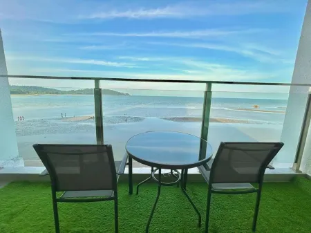 HomeZz Imperium Residence Kuantan Studio Seaview Отели рядом с достопримечательностью «Мечеть Султана Ахмад Шаха»