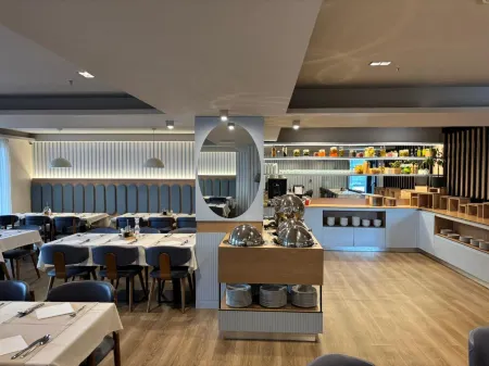 Hotel Aurel Отели рядом с достопримечательностью «Собор Воскресения Христова»