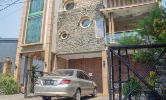 RedDoorz Syariah Near Pasar Modern Cikopo