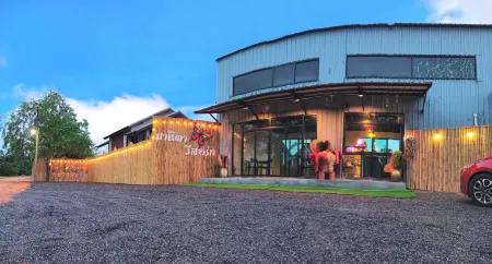 Manita Resort Pak Phayun Отели рядом с достопримечательностью «Wat Sanam Chai»