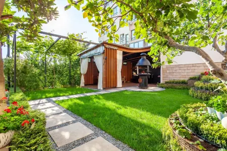 Грейс Наири