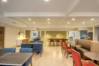 Holiday Inn Express & Suites OSHKOSH-SR 41 by IHG - breakfast