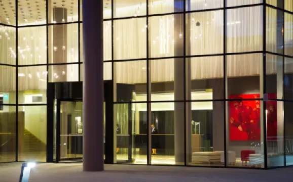 Elements Ekaterinburg Hotel (Элементс Екатеринбургбывш. Four Elements Ekaterinburg) Отели рядом с достопримечательностью «Ural Ryibni Conserva im. M.P.Musorskogo»