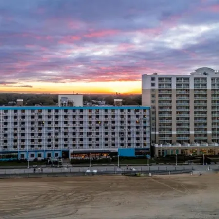 The Barclay Towers Hotel and Resort Отели рядом с достопримечательностью «Кроатан-Бич»