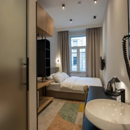 Hop Inn Rooms & Suites