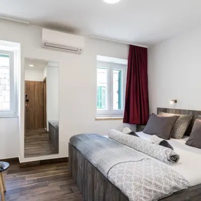 Apinelo Port Rooms โรงแรมใกล้ถนน Marmont Street