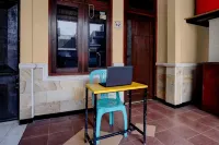 OYO 95035 Harmony Guest House Syariah Sawojajar - parking