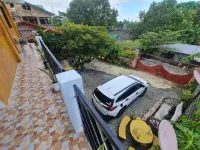 Alona's Traditional Filipino Home Near 100 Islands Wharf - parking