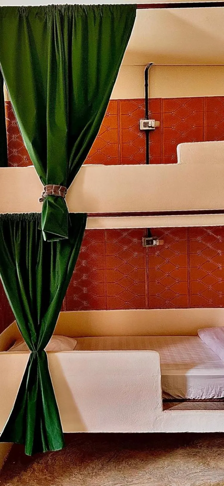 เตียงเดี่ยวในห้องพักรวมหญิงแบบ 6 เตียง