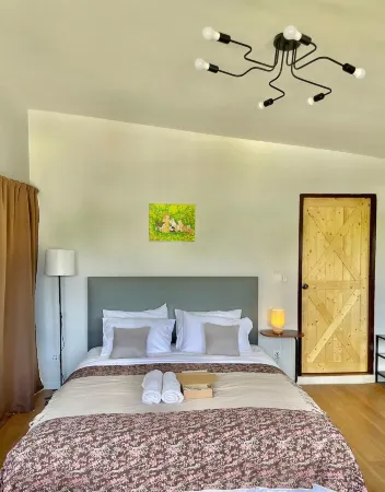 Hug Night Home & Resort Отели в г. Мае-Он