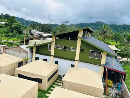 Camp Backpackers Port Barton